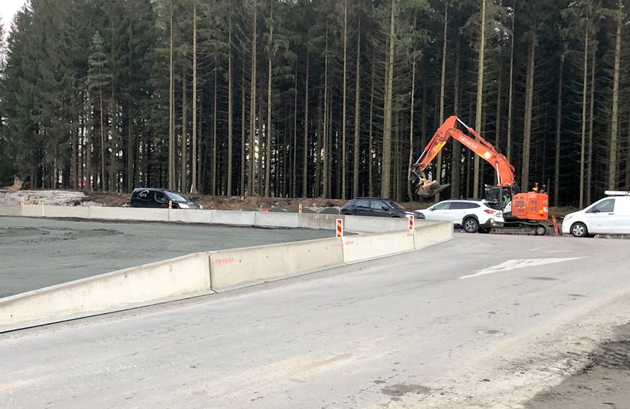 Betongbarriärer på rad sammankopplade i vinkel med Flexcorner